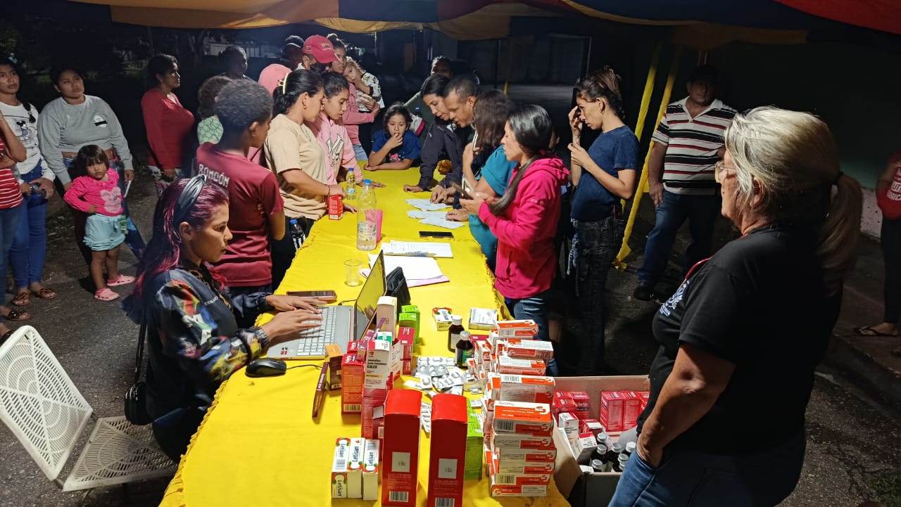 Brindan atención médica a comunidades afectadas por las lluvias