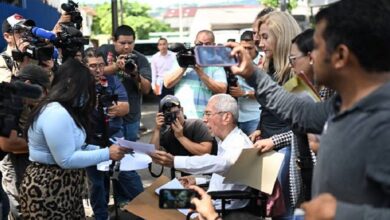 Niegan derecho de visita a venezolanos recluidos en Cecot