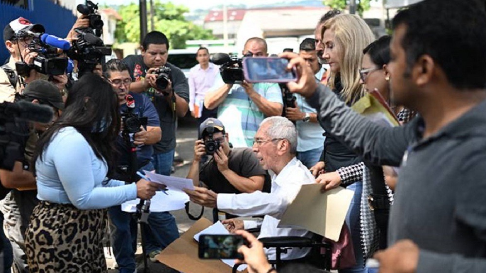 Niegan derecho de visita a venezolanos recluidos en Cecot