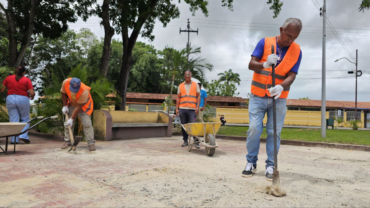 Inician rehabilitación de la cancha y plaza Robert Serra