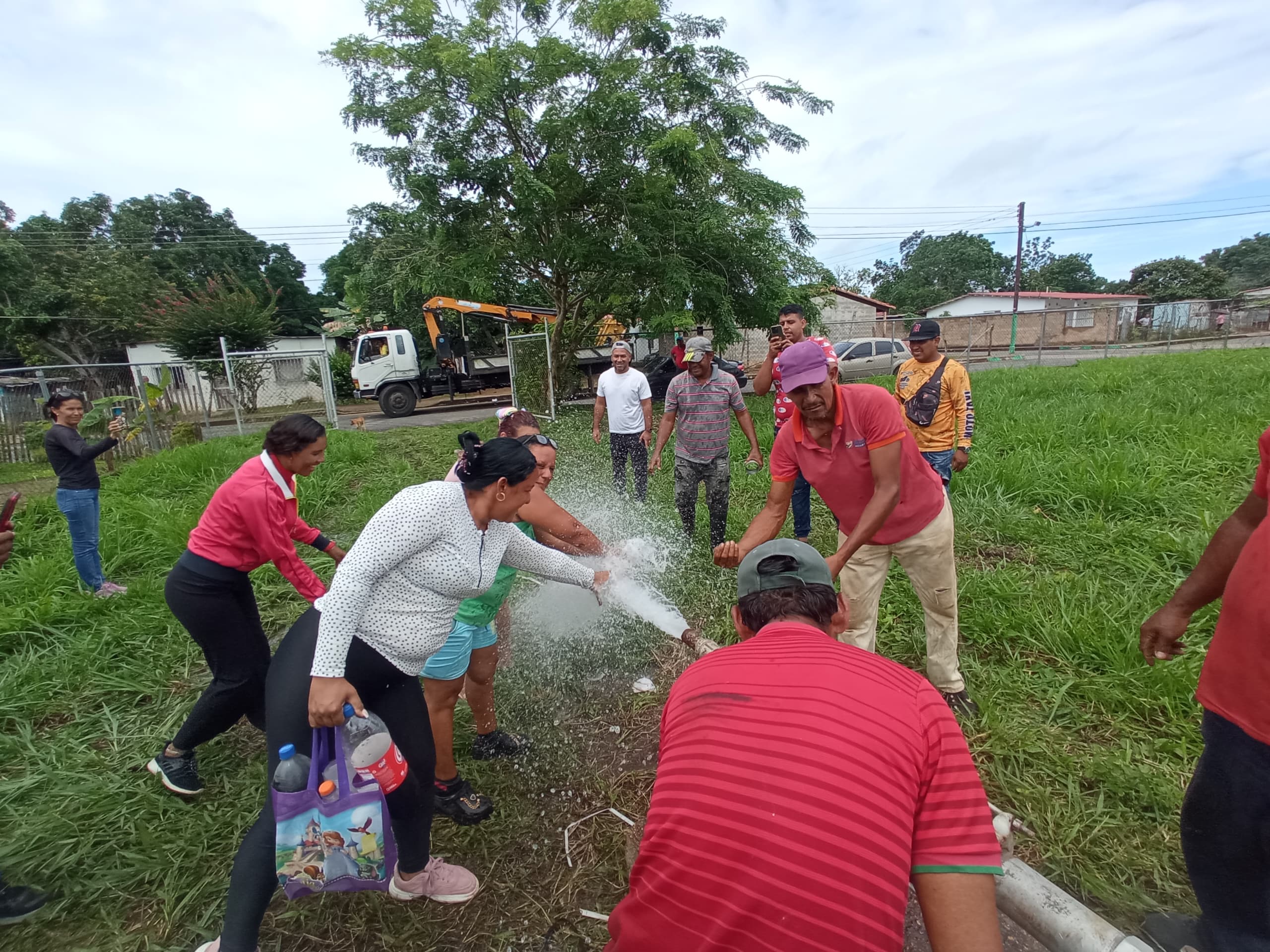 Benefician a 948 familias de La Toscana con instalación de una bomba de agua
