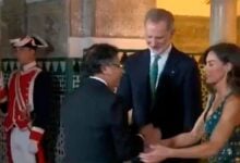 Gesto fuera de protocolo: Petro busca saludar con un beso a la reina Letizia y esta lo detiene