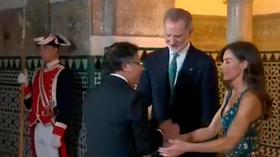 Gesto fuera de protocolo: Petro busca saludar con un beso a la reina Letizia y esta lo detiene