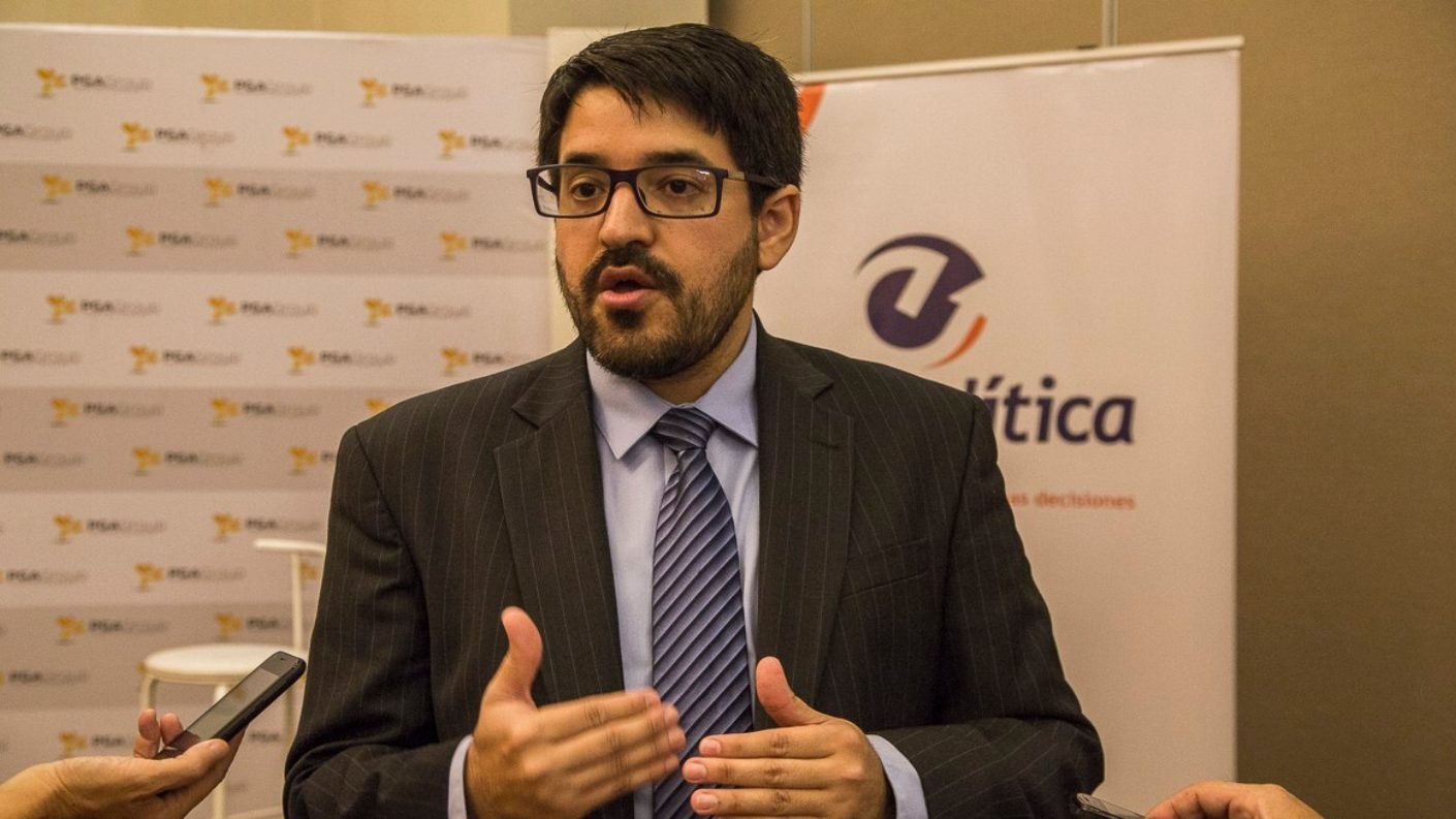Economista asegura que Venezuela está en el nivel más bajo del uso de bolívares