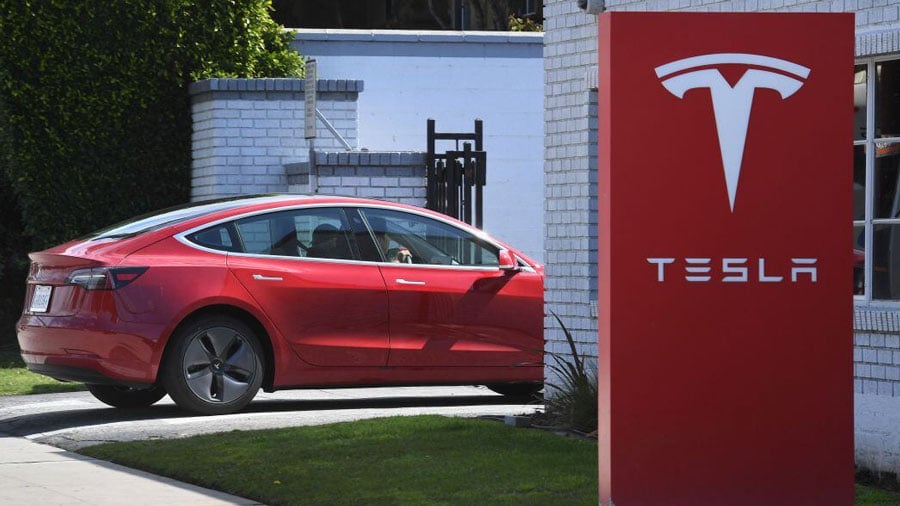 Acciones de Tesla se hunden casi 15% luego de fuertes ataques entre Musk y Trump