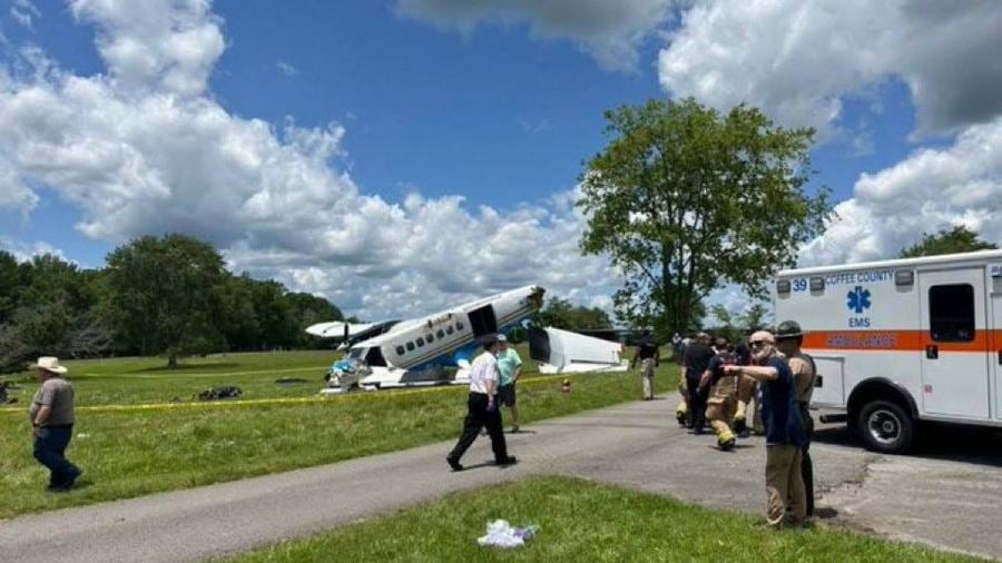 Un avión con 20 personas a bordo se estrella en EE.UU.