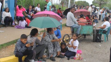Bajo el sol y lluvia esperan los niños para sacar la cédula en el Saime de Maturín