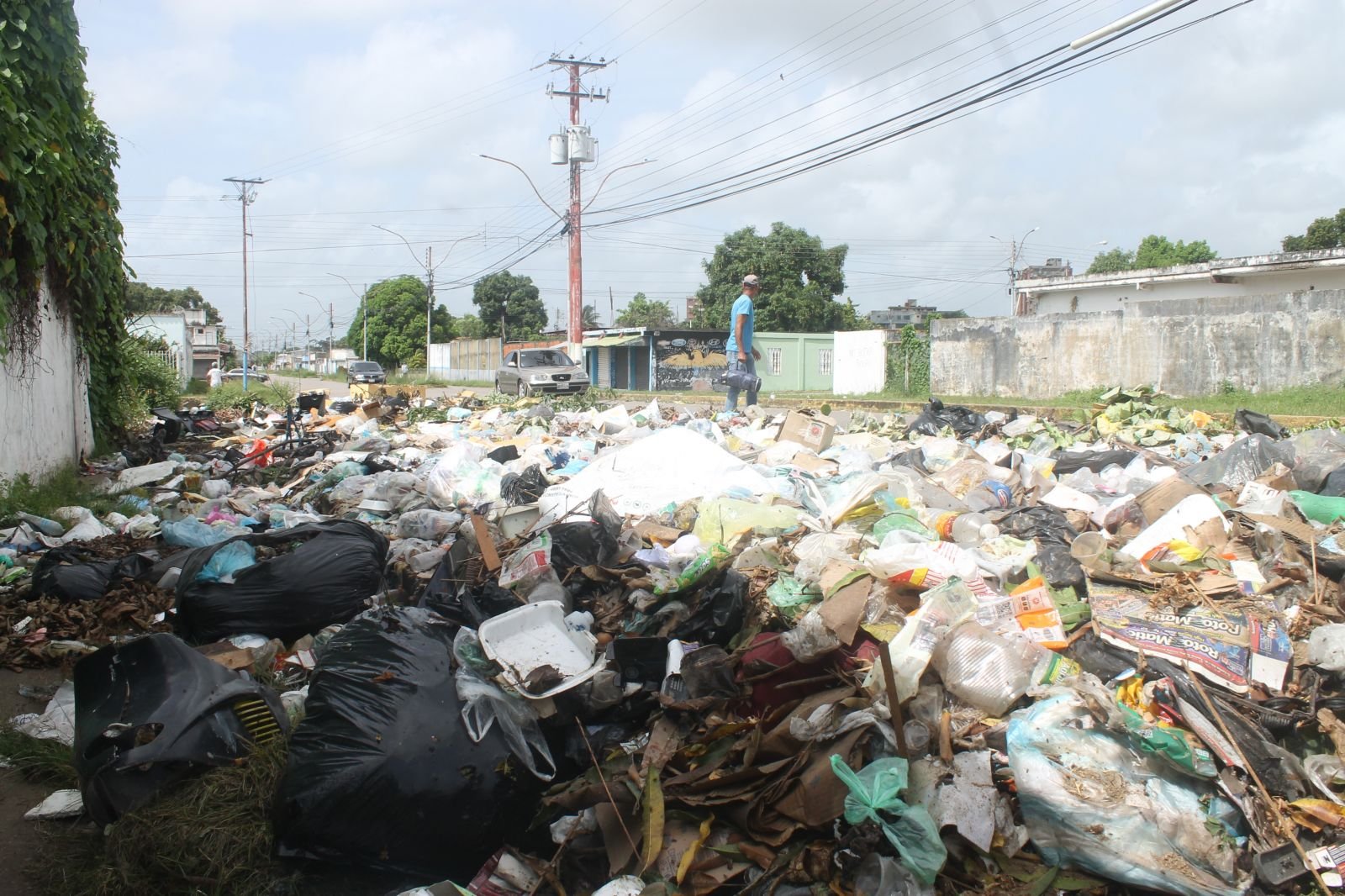 Habitantes del sector 23 de enero continúan ahogados en basura