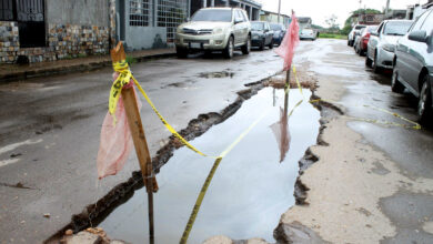 Reportan enorme cráter en la vía principal de Los Jabillos II