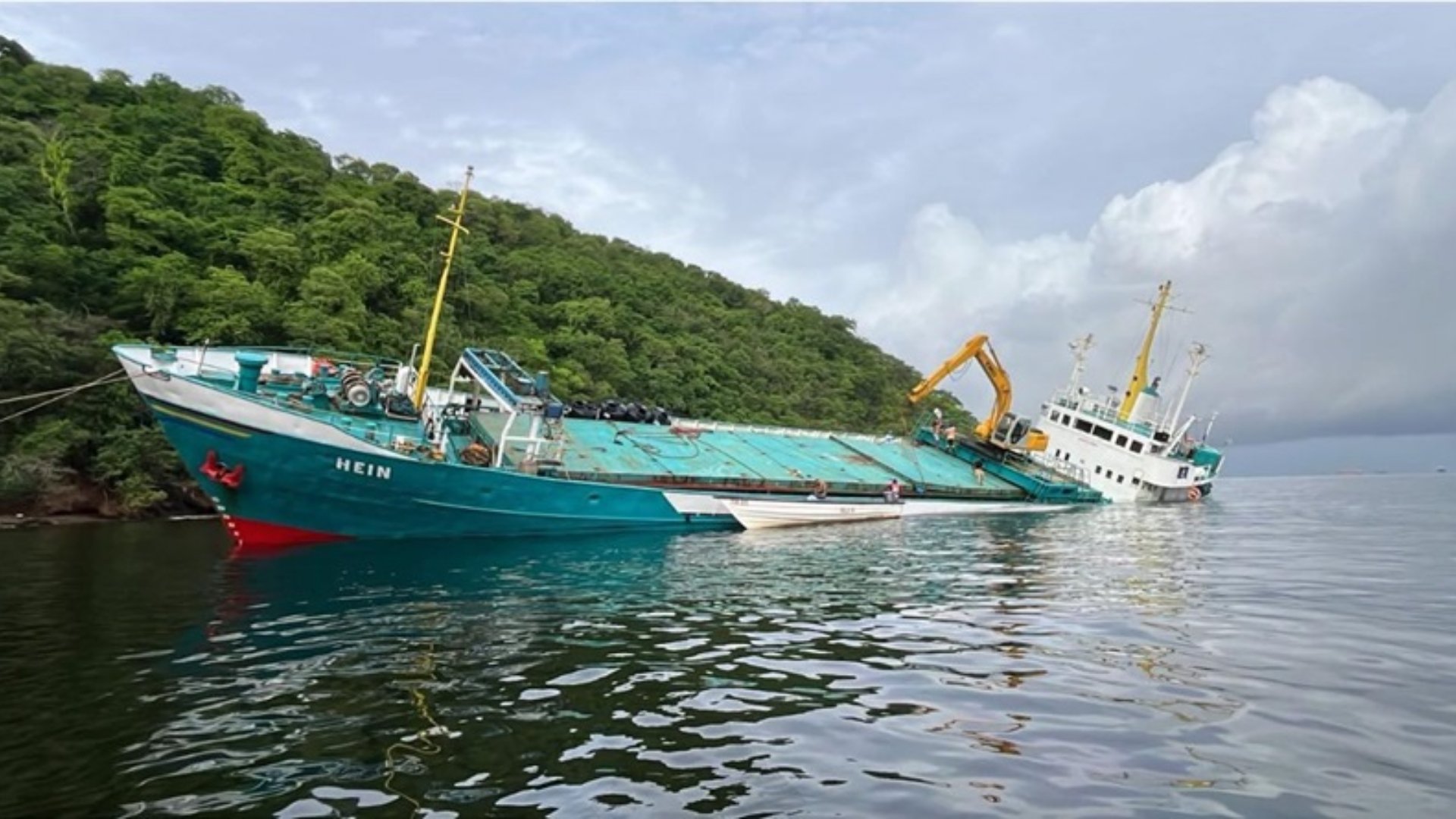 Buque guyanés encalla y activa alerta de contaminación en Trinidad y Tobago