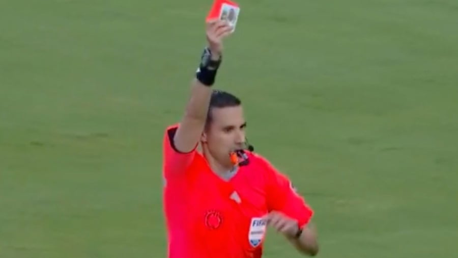 Mundial de Clubes: árbitro mexicano se vuelve viral por mostrar objeto personal en medio de una roja