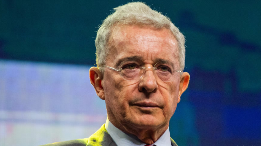 Fiscalía colombiana pide a una jueza que condene al expresidente Uribe por fraude procesal y soborno