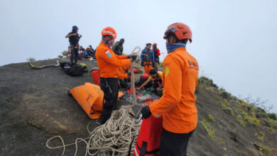 Hallan sin vida a la turista brasileña que cayó en un barranco de un volcán en Indonesia