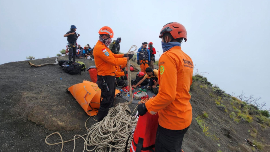 Hallan sin vida a la turista brasileña que cayó en un barranco de un volcán en Indonesia
