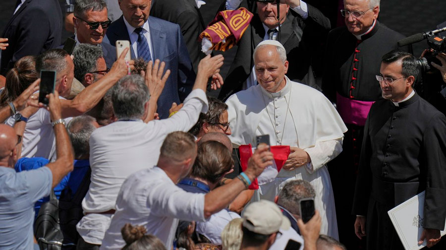(+Video) Lanzan un objeto a la cabeza del papa León XIV