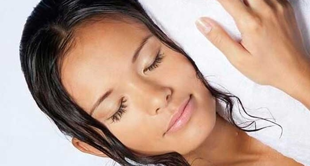 La razón por la que es peligroso irte a dormir con el cabello mojado