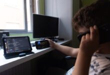 El uso excesivo de pantallas lleva a los niños a necesitarlas aún más