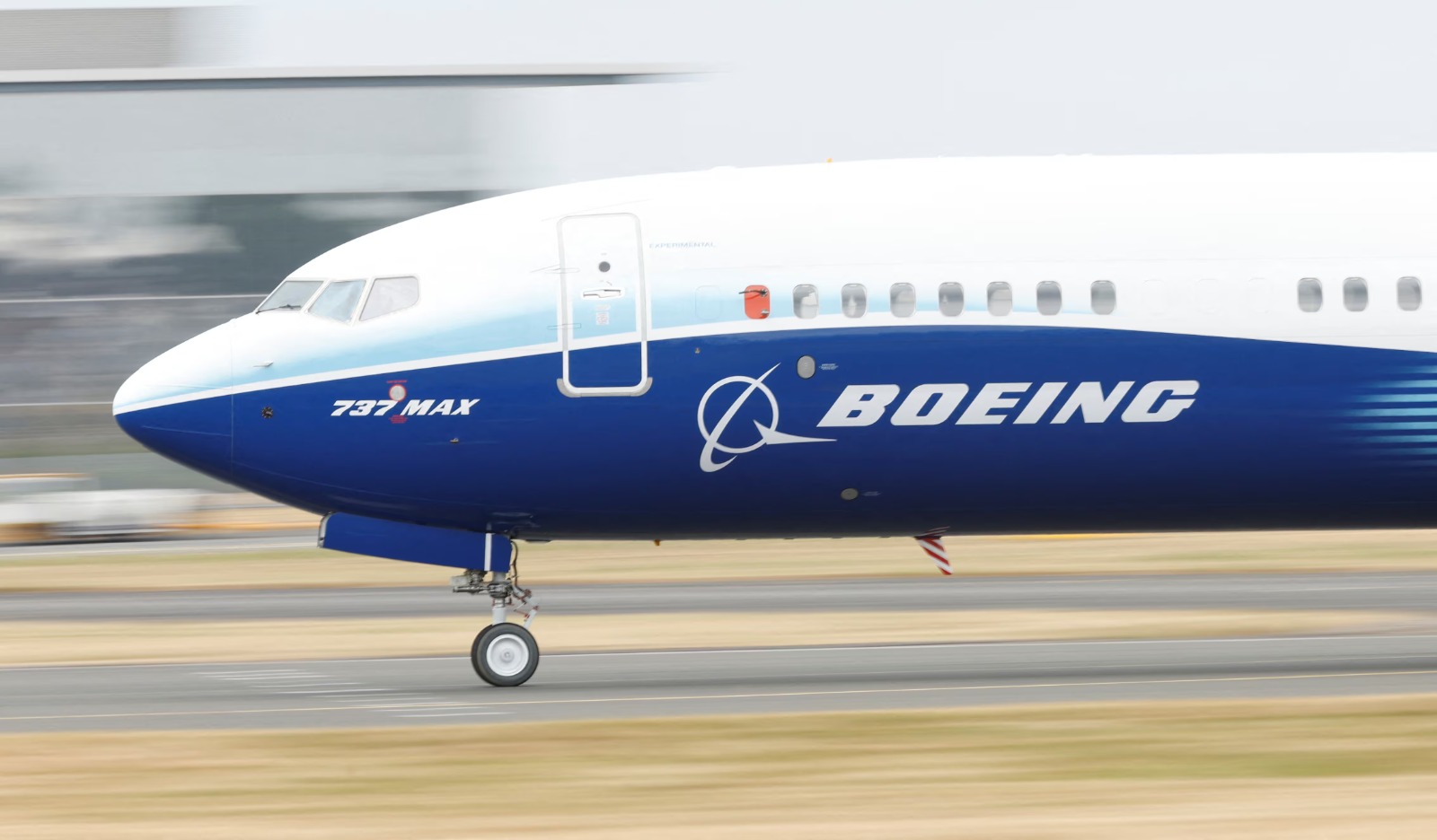 Las acciones de Boeing caen más de 5 % en Wall Street tras el grave accidente aéreo en India con 242 pasajeros