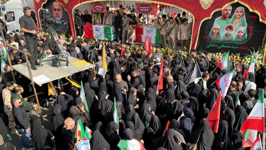 Irán celebra un multitudinario funeral de militares y científicos muertos en la guerra