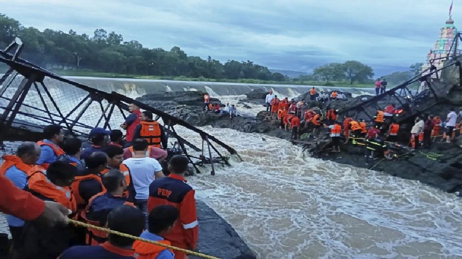 Colapso de puente en zona turística de India deja dos fallecidos y decenas de heridos
