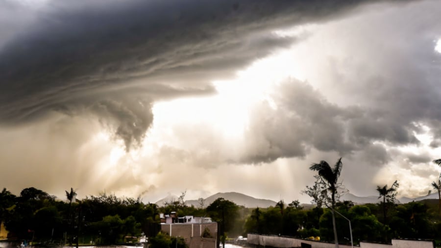 México se mantiene en alerta por probable evolución de Erick a huracán categoría dos