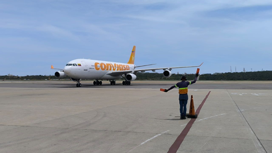 Un nuevo vuelo con 250 connacionales provenientes de México llegó al país este jueves