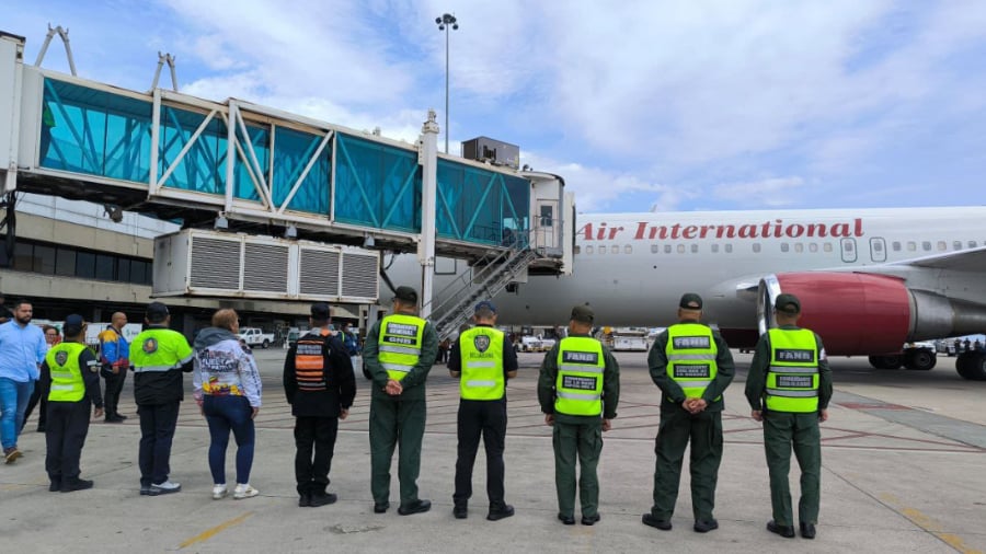 141 connacionales regresan al país en vuelo proveniente de Estados Unidos