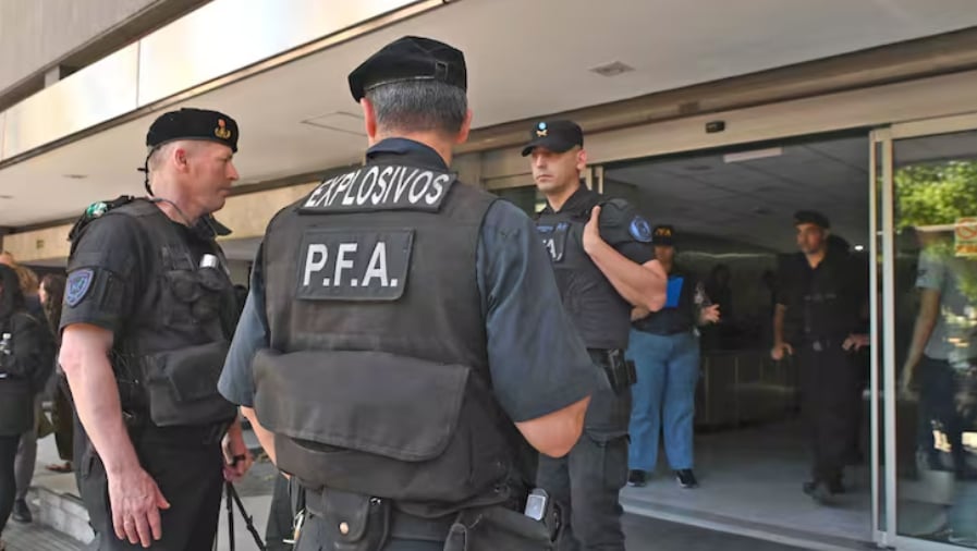 Policía argentina descarta explosivos en la residencia de Milei tras amenaza de bomba