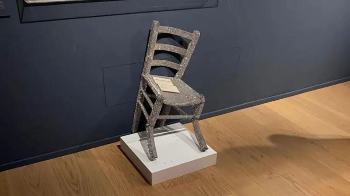 Una pareja rompe la «silla de Van Gogh» al intentar tomarse una foto en un museo italiano