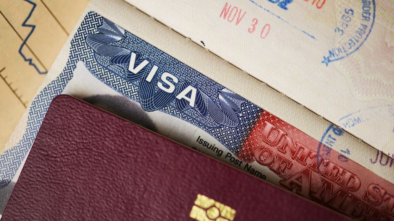 Entran en vigor restricciones de Trump para el ingreso a Estados Unidos desde 19 países