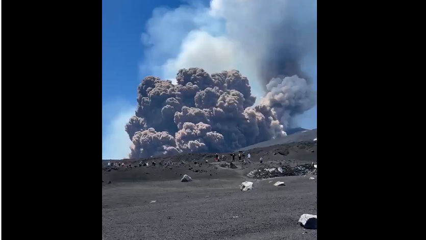 El volcán Etna entra en erupción: habitantes de la zona y turistas entran en pánico