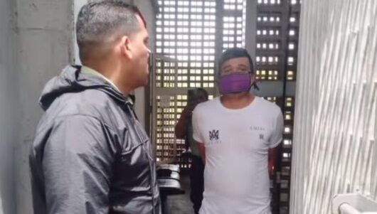 Hombre arrestado por agredir a su pareja en vía pública