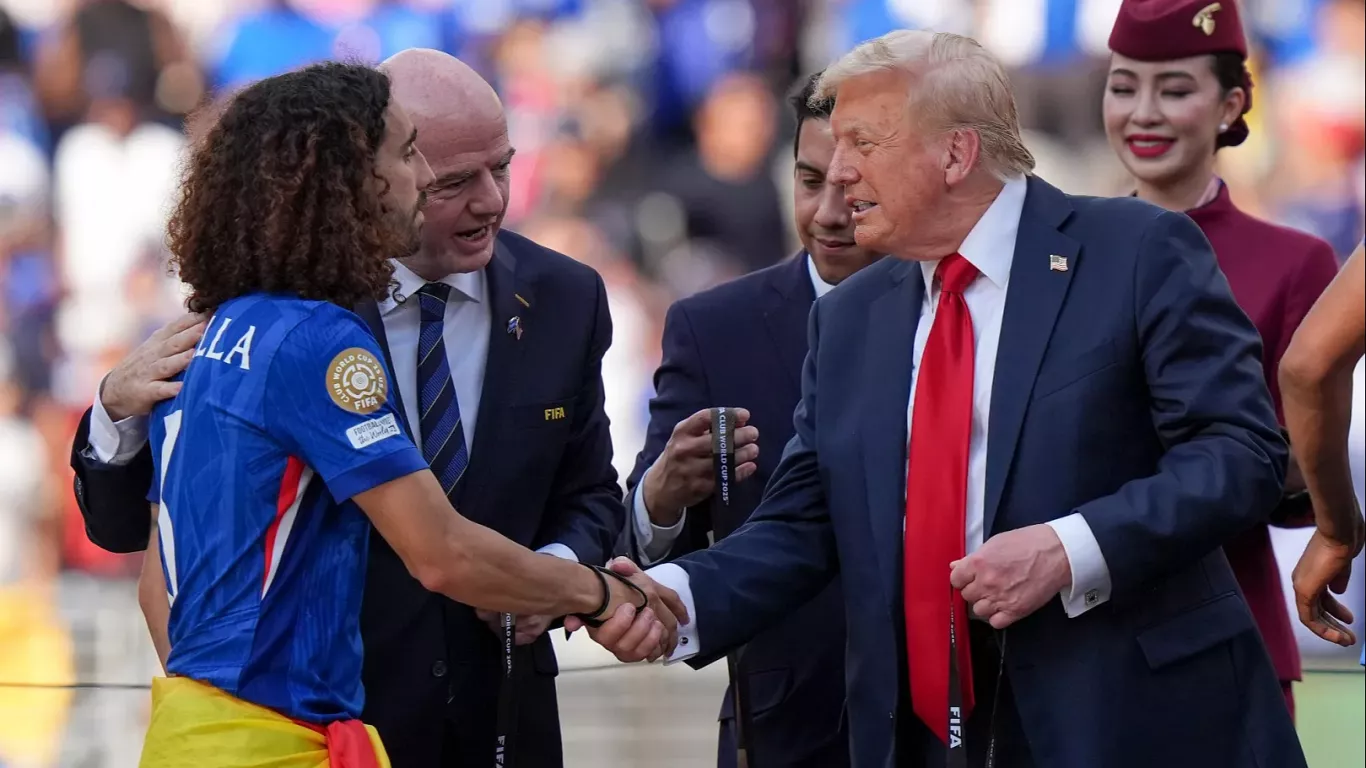 Trump se cuela en la celebración del trofeo del Mundial de clubes