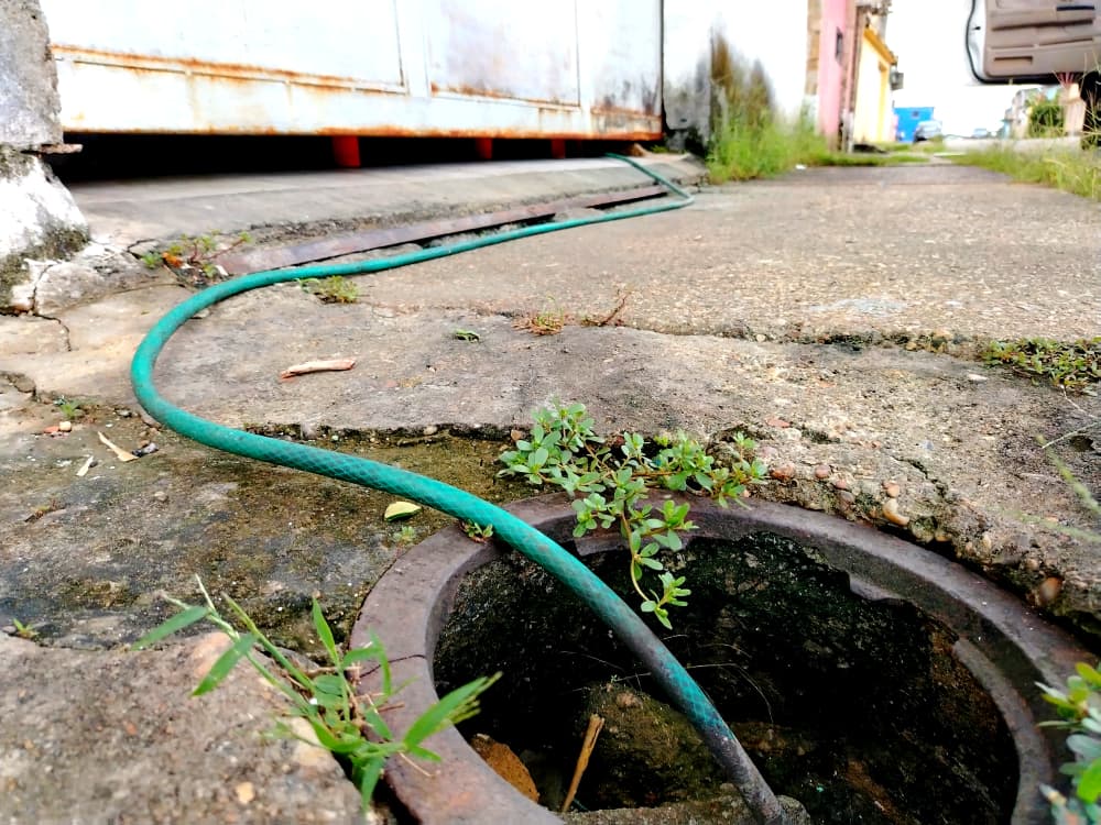 Residentes de la calle Girardot en el sector Palo Negro llevan un mes sin agua en sus casas.