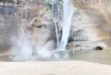 Video: Dos personas casi mueren aplastadas por la caída de piedras en una cascada