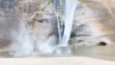 Video: Dos personas casi mueren aplastadas por la caída de piedras en una cascada