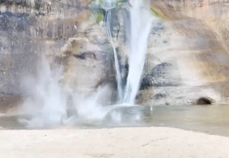 Video: Dos personas casi mueren aplastadas por la caída de piedras en una cascada