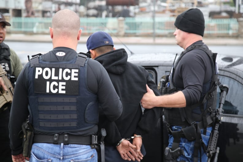 Con bonos de 50 mil dólares, EE. UU. busca reforzar el ICE para la persecución de migrantes