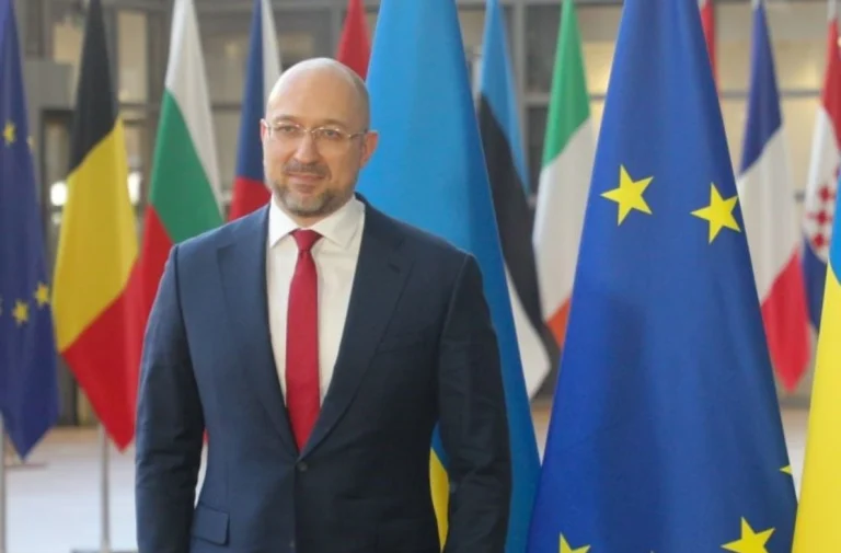 Primer ministro de Ucrania presenta su dimisión ante el Parlamento del país