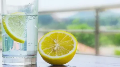 Los beneficios del agua con limón respaldados por la ciencia