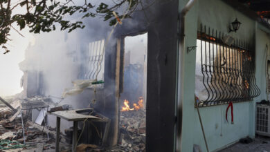 Incendio masivo en Atenas provoca la evacuación de 5 mil personas