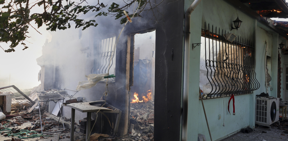 Incendio masivo en Atenas provoca la evacuación de 5 mil personas