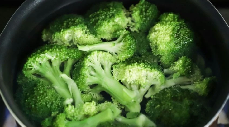 Comer brócoli aporta calcio al organismo y protege los huesos naturalmente
