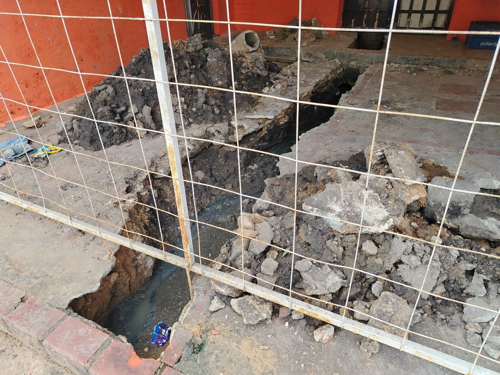 Olores nauseabundos invaden el entorno de la calle Monagas 
