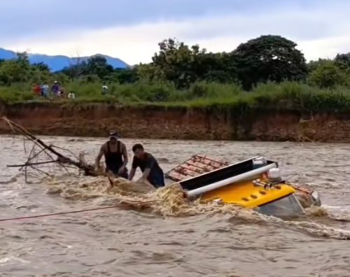 Camión queda bajo el agua tras crecida de quebrada en Barinas