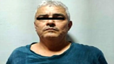 Detienen a hombre por golpear a su madre de 80 años