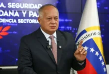 Dan de baja a tres policías por trato cruel a una persona