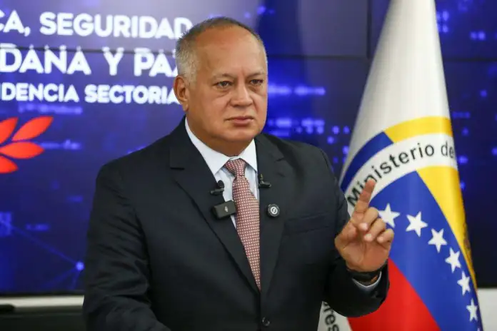 Dan de baja a tres policías por trato cruel a una persona
