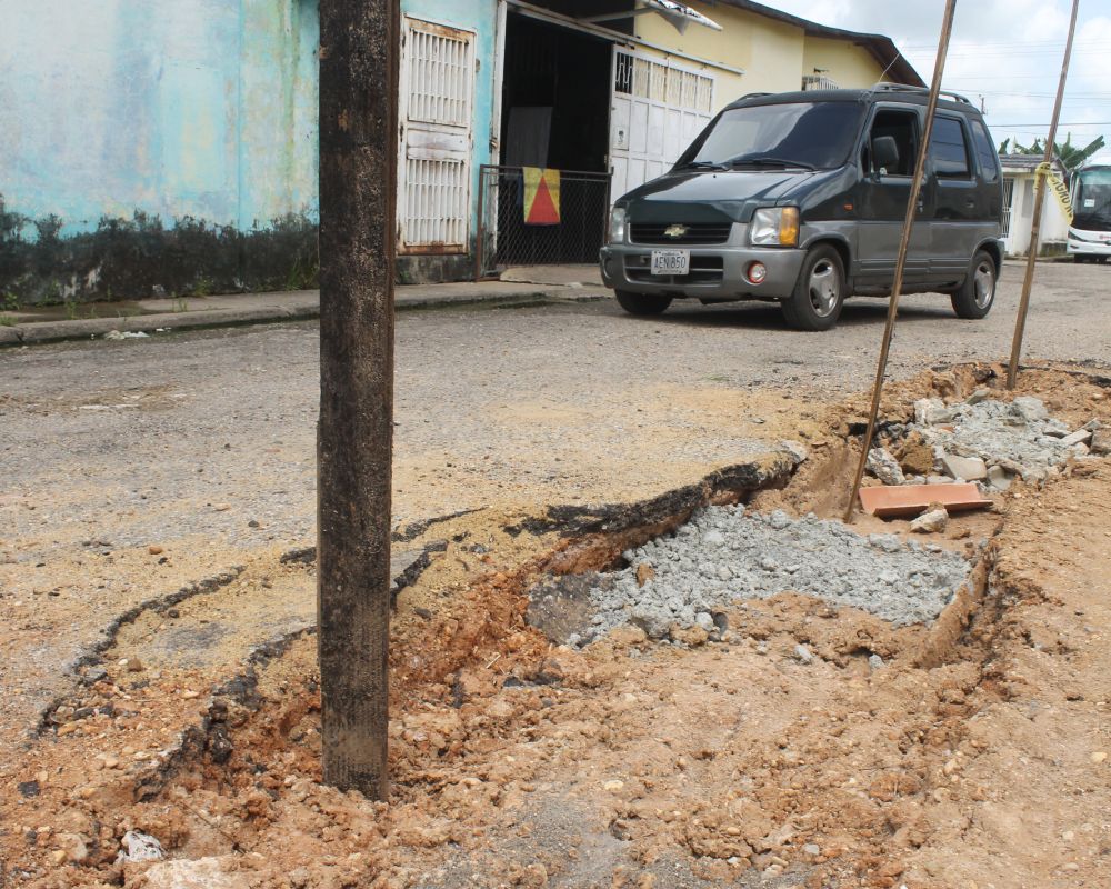 Denuncian grave situación de la carretera y aguas servidas en Godofredo