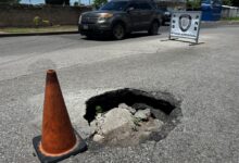 Reportan enorme hueco en la calle José María Vargas de Juanico